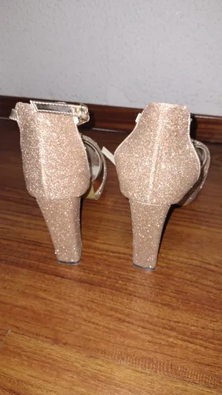 Zapatos de tacón dorados con purpurina