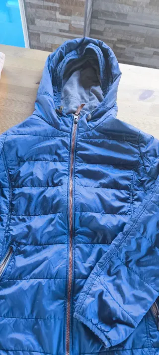 Cazadora azul con capucha