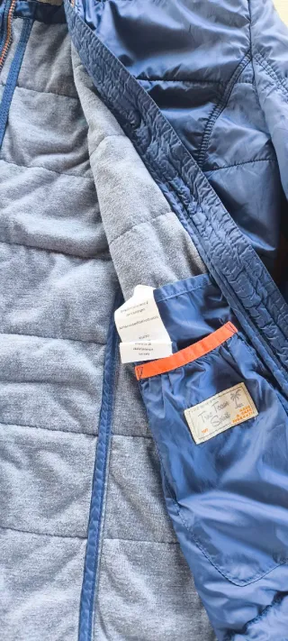Cazadora azul con capucha