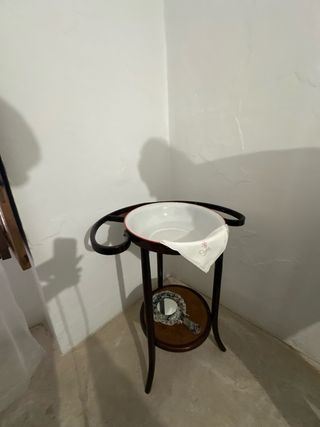 Palanganero de madera y cerámica