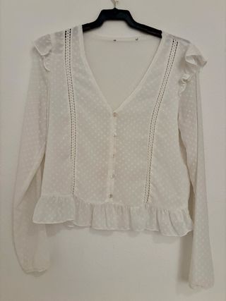 Blusa blanca manga larga con volantes