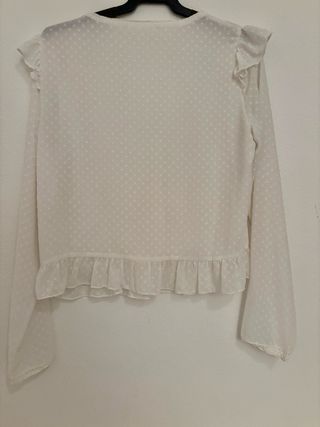 Blusa blanca manga larga con volantes