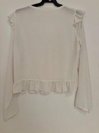 Blusa blanca manga larga con volantes