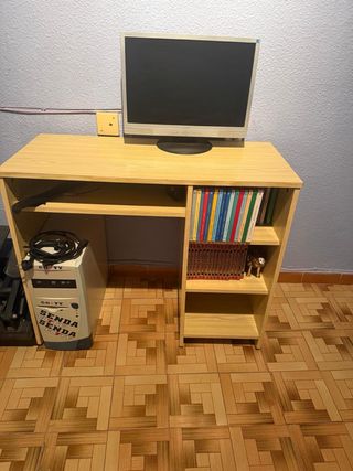 Escritorio de madera con estantería