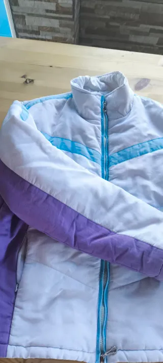 Chaqueta blanca y morada