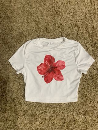 Top corto blanco con flor roja