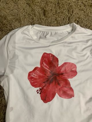 Top corto blanco con flor roja