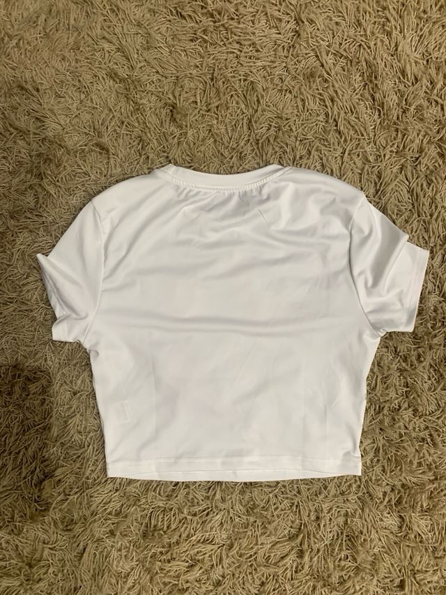 Top corto blanco con flor roja