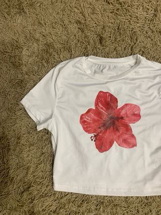 Top corto blanco con flor roja