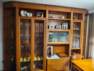 Mueble de madera natural con vitrinas