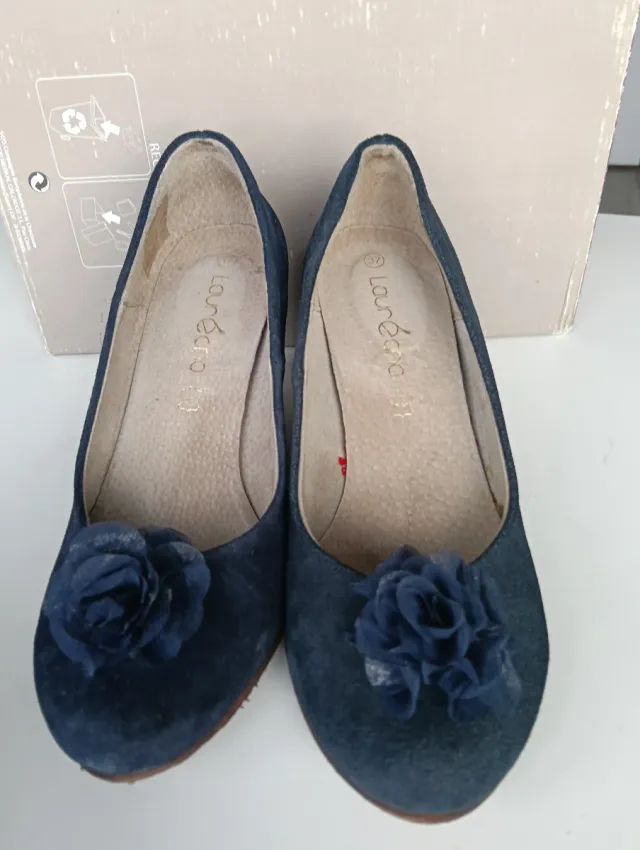 Zapatos Laura G. azules con flor