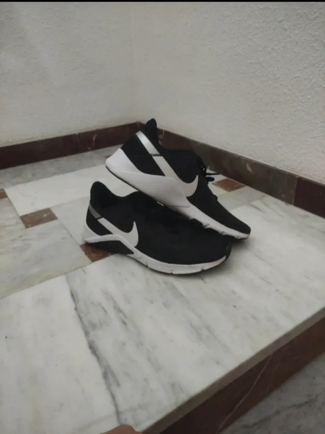 Zapatillas Nike Legend Essential 2 Negro/Blanco