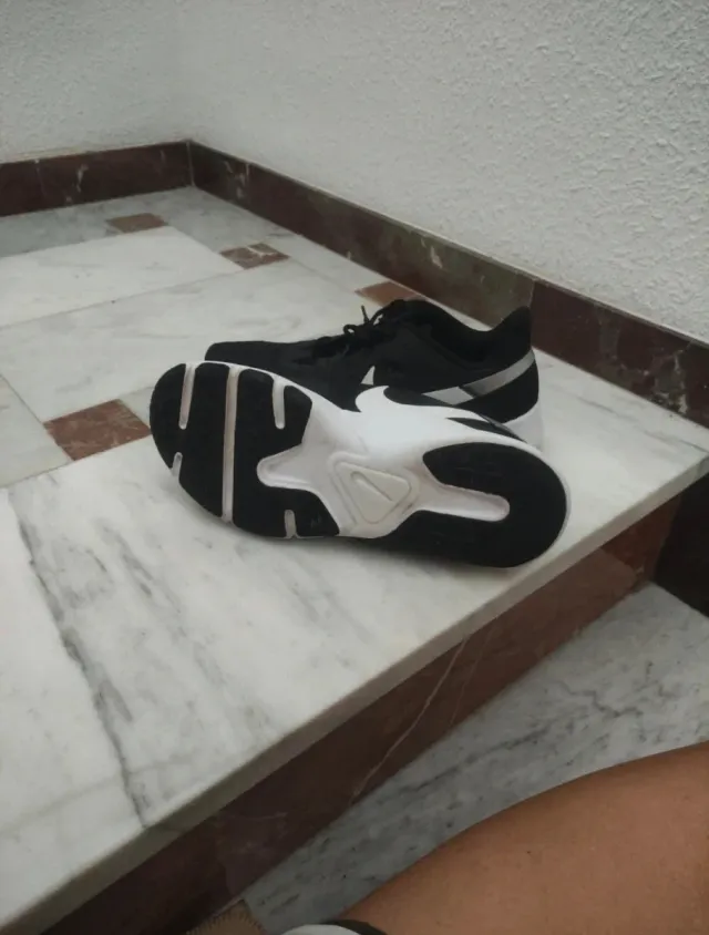 Zapatillas Nike Legend Essential 2 Negro/Blanco