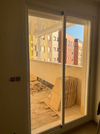 Balconera aluminio blanca con persiana motorizada