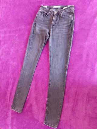 Pepe Jeans grises skinny fit.
Talla s/. 16