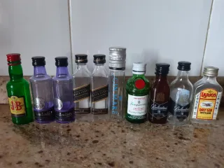 Mini bottiglie di liquore vuote assortite