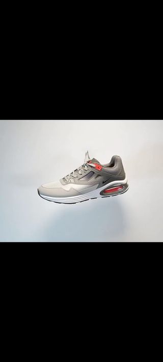 Zapatillas de marca rojo y gris