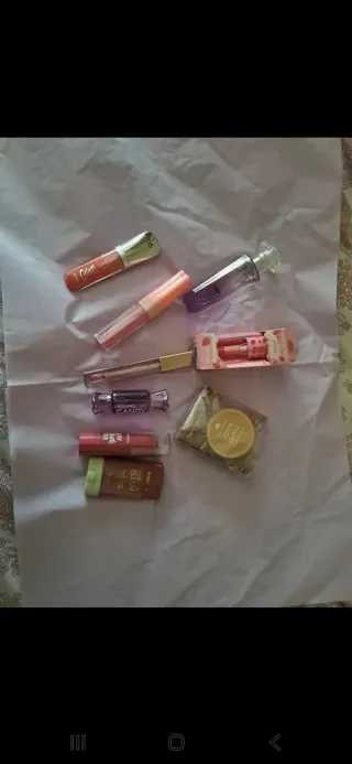 Lote de labiales y maquillaje, jabón y colonia