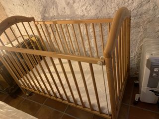 Cuna de madera con colchón Ikea, totalmente nuevo.