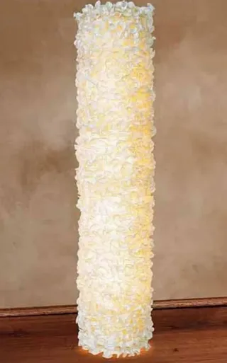 Lámpara de pie tela blanca y amarilla