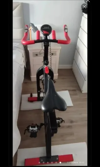 Bicicleta Estática Negra y Roja