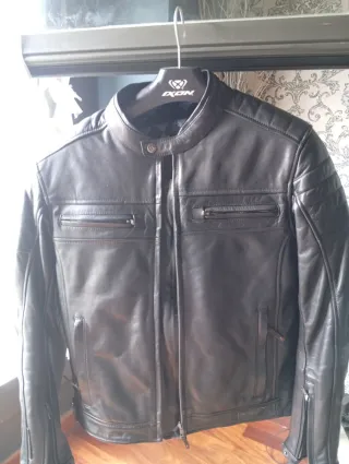 Cazadora de cuero estilo motero
