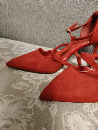 Zapatos de tacón rojos