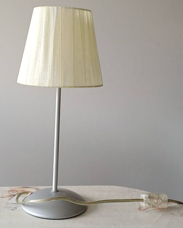 Lámpara de mesa beige y gris