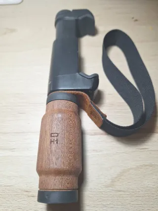 Trípode para móvil con mango de madera