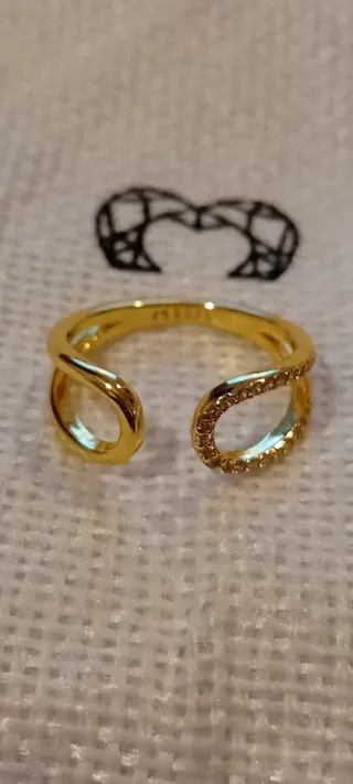 Anillo Le Petite Marie liso y circonitas