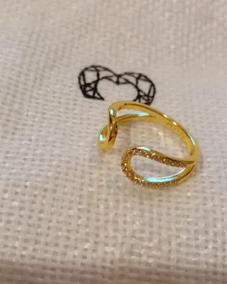 Anillo Le Petite Marie liso y circonitas