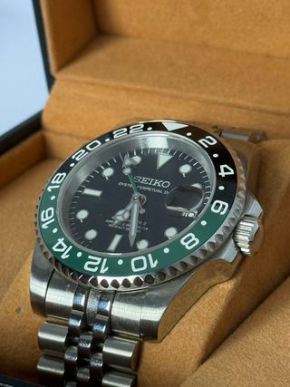 Reloj Seiko GMT Negro y Verde