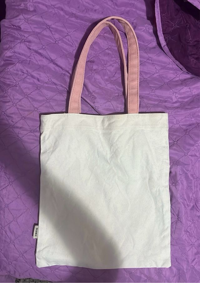Bolso de tela blanco y rosa.
