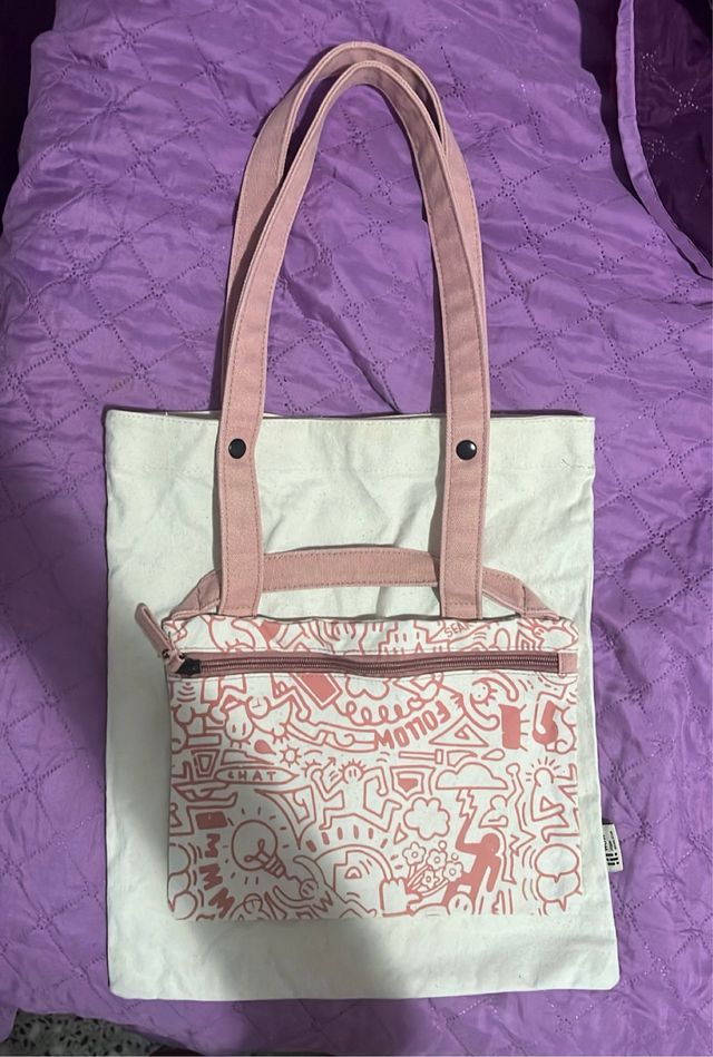 Bolso de tela blanco y rosa.