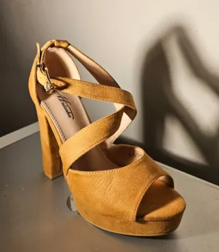 Zapatos de tacón amarillos