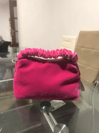 Bolso de mano rosa de terciopelo