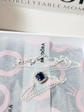 Collar Pandora Azul y Plateado
Lleva caja y bolsa 