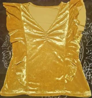 Blusa dorada de terciopelo con volantes