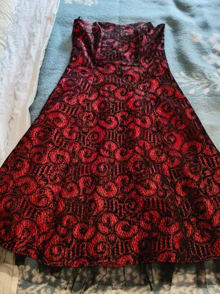 Vestido palabra de honor rojo y encaje negro