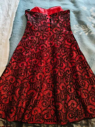 Vestido palabra de honor rojo y encaje negro