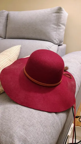 Sombrero de ala ancha burdeos