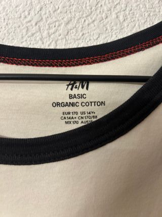 Camiseta H&M manga larga bicolor gris y blanca