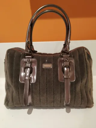 Bolso gris peludito con franjas