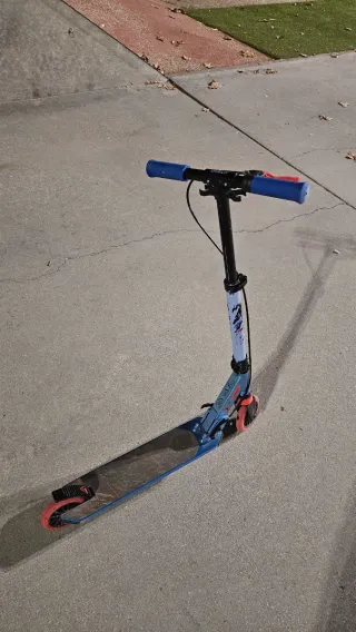 Patinete infantil azul y rojo