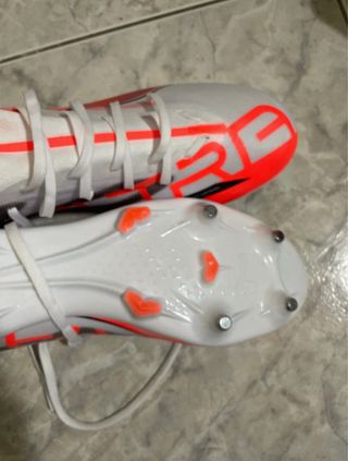 Botas de fútbol Puma Blancas y Naranjas nuevas