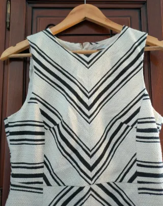 Vestido Curto Preto e Branco