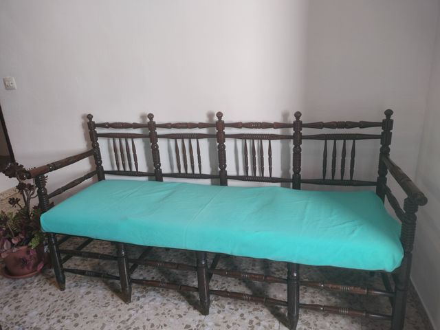 Sofá de enea y madera marrón