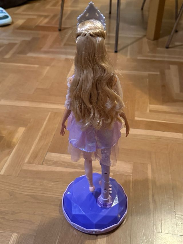 Barbie Bailarina con Tiara y Base