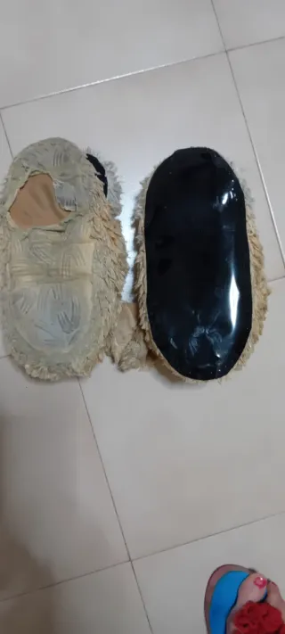 Zapatillas de casa beige y negras