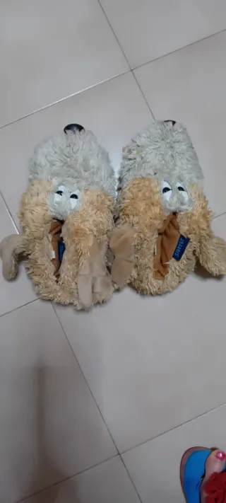 Zapatillas de casa beige y negras